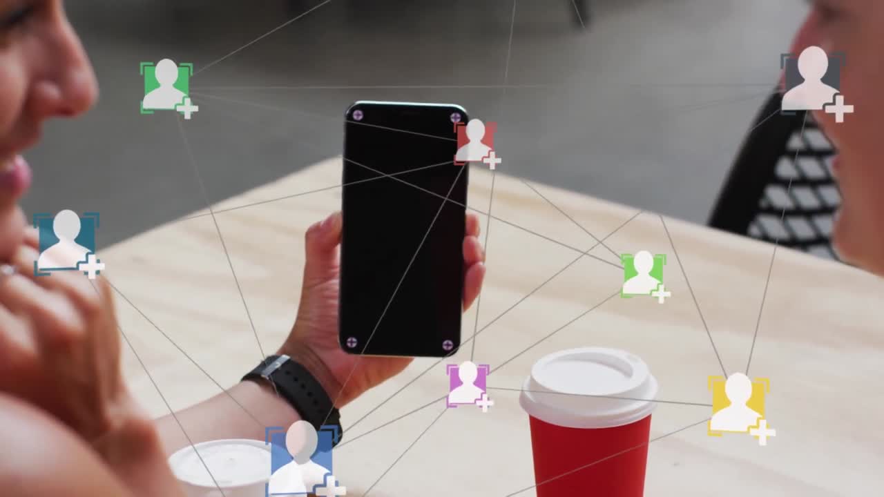 스마트 폰을 가진 여성에 대한 소셜 미디어 아이콘과 네트워크의 애니메이션