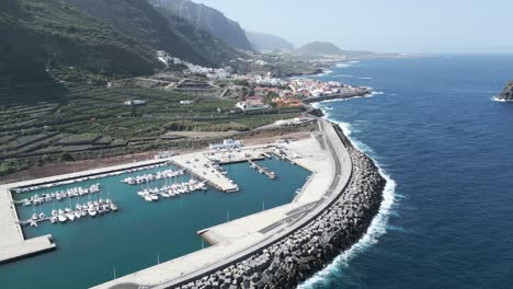 Antena-Panorámica-Que-Establece-Una-Descripción-General-Del-Puerto-De-Garachico-Con-Veleros-Atracados-En-El-Puerto-Deportivo