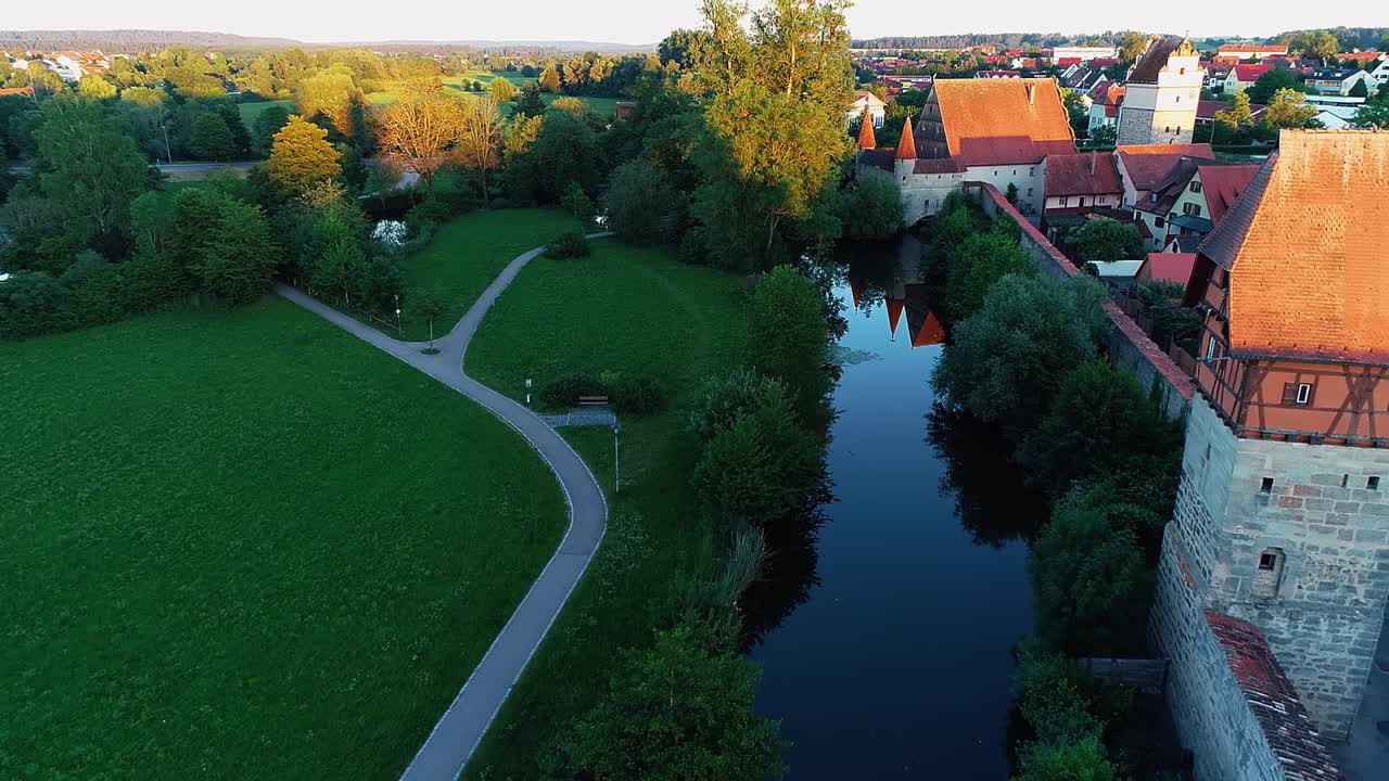 un dron vuela en el parque sobre el río pasa la torre y continúa volando hasta la pequeña vista aérea del castillo