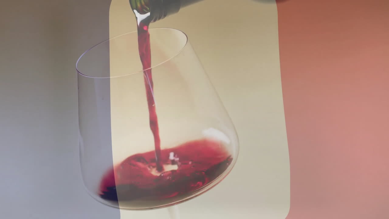 compuesto de vino tinto que se vierte en un vaso sobre la bandera de francia de fondo