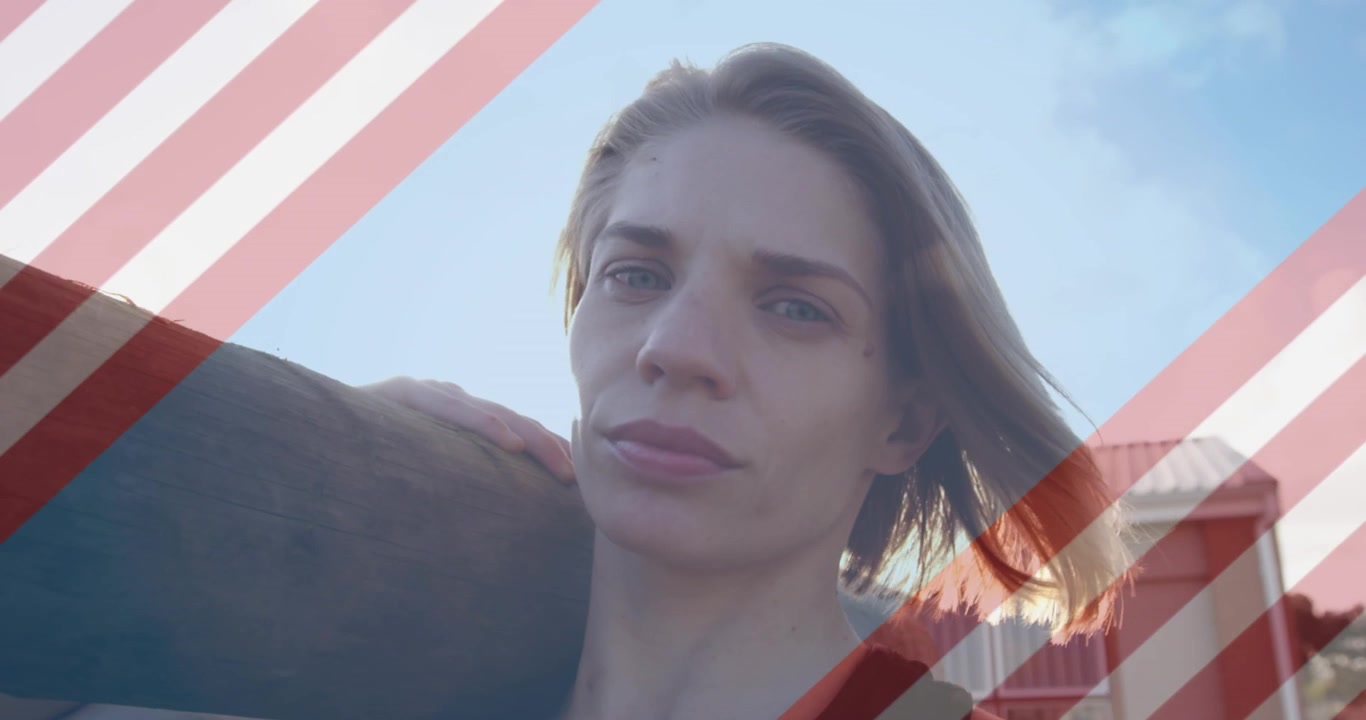 Kobieta niesie drewno na siłowni plenerowej, podkreślając aktywny styl życia.