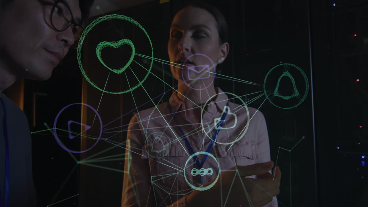 animación de iconos sobre diversos hombres y mujeres ingenieros con tableta por servidor de computadora