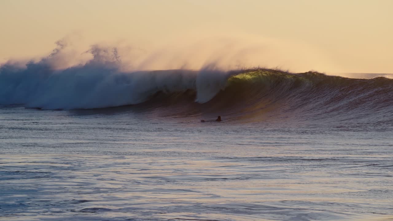 hermosas olas del océano en cámara lenta chocando y rompiendo en la orilla del mar en hawaii
