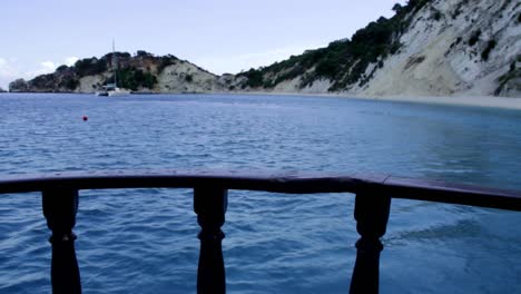 barco que navega lejos de la playa de gidaki en la costa de la isla de ithaca en grecia