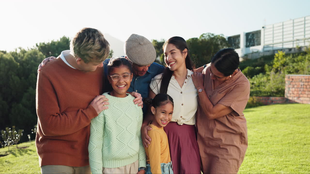 행복, 얼굴과 뒷마당에 큰 가족