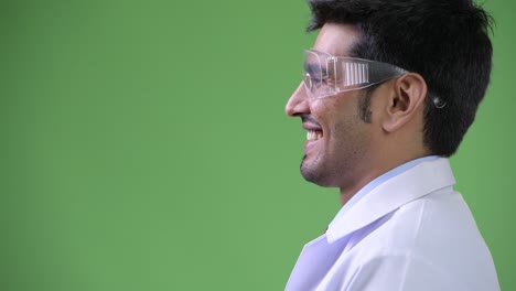 vista de perfil de un joven hombre persa guapo médico con gafas de protección