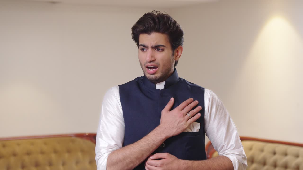 심장마비를  ⁇ 고 있는 젊은 인도인