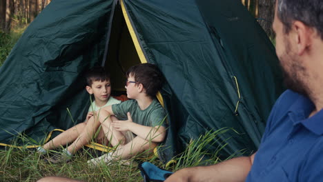 niños dentro de una tienda de campamento