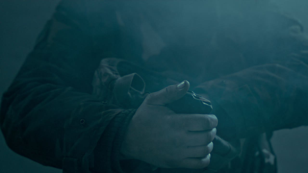 caricamento di cartucce di proiettili. soldato con munizioni. soldato fucile militare