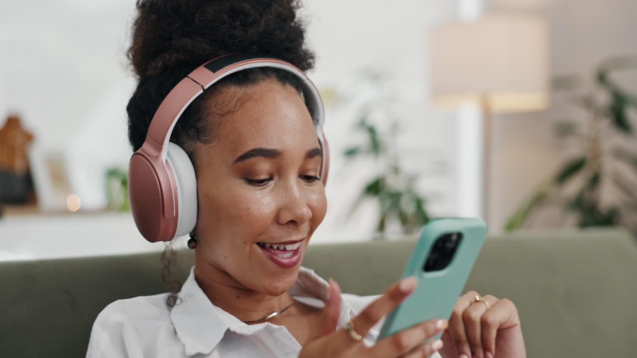 Donna che ascolta musica e usa il telefono