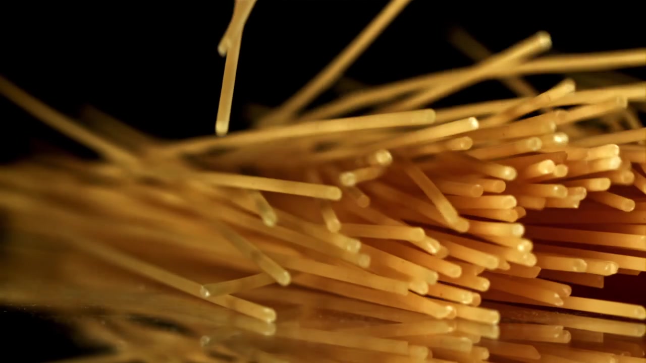 Spaghetti crudi che cadono al rallentatore