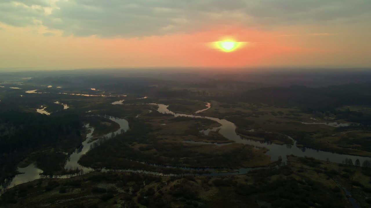 vista aérea de un río curvo con un espectacular cielo al amanecer