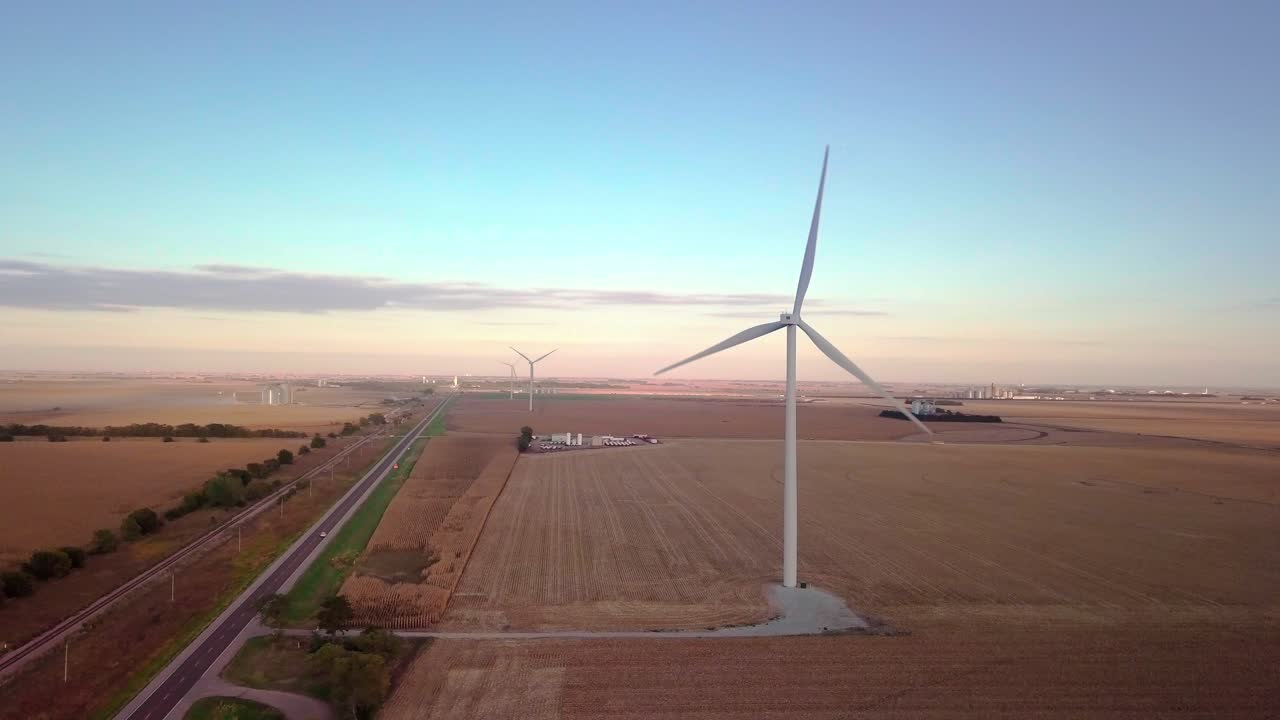 las turbinas de los molinos de viento giran creando electricidad de energía limpia renovable verde con cero emisiones netas de huella de carbono de gases de efecto invernadero para reducir el cambio climático en los campos de trigo de nebraska stock video #6