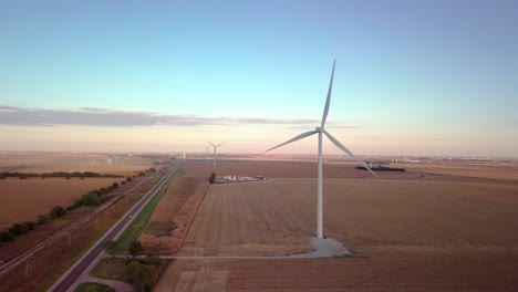 Windmühlenturbinen-Drehen-Sich-Und-Erzeugen-Grünen,-Erneuerbaren,-Sauberen-Energiestrom-Mit-Netto-Null-Treibhausgas-CO2-Fußabdruckemissionen,-Um-Den-Klimawandel-In-Weizenfeldern-Von-Nebraska-Zu-Reduzieren-Stockvideo-#6