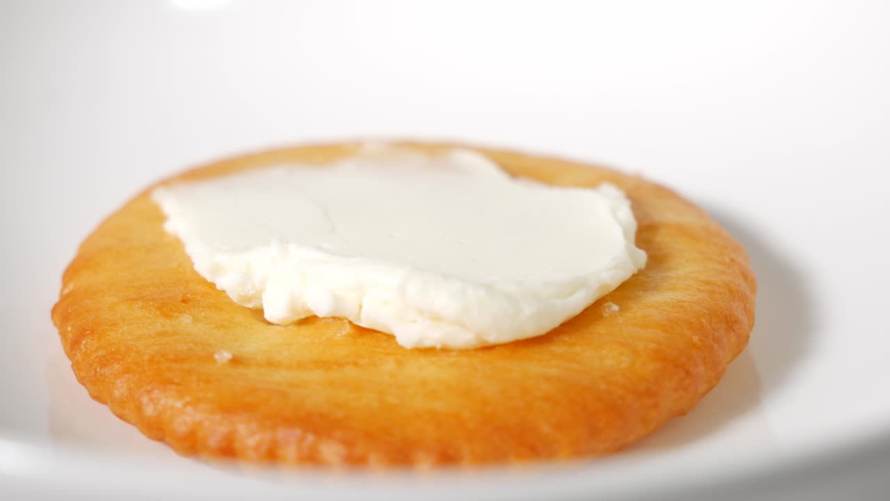 크림 치즈와 함께 둥근 크래커