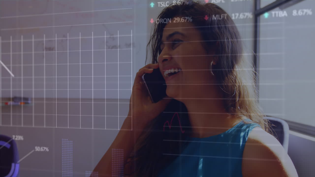 Animazione di grafici multipli, tabellone di trading su una donna birazziale sorridente che parla al telefono