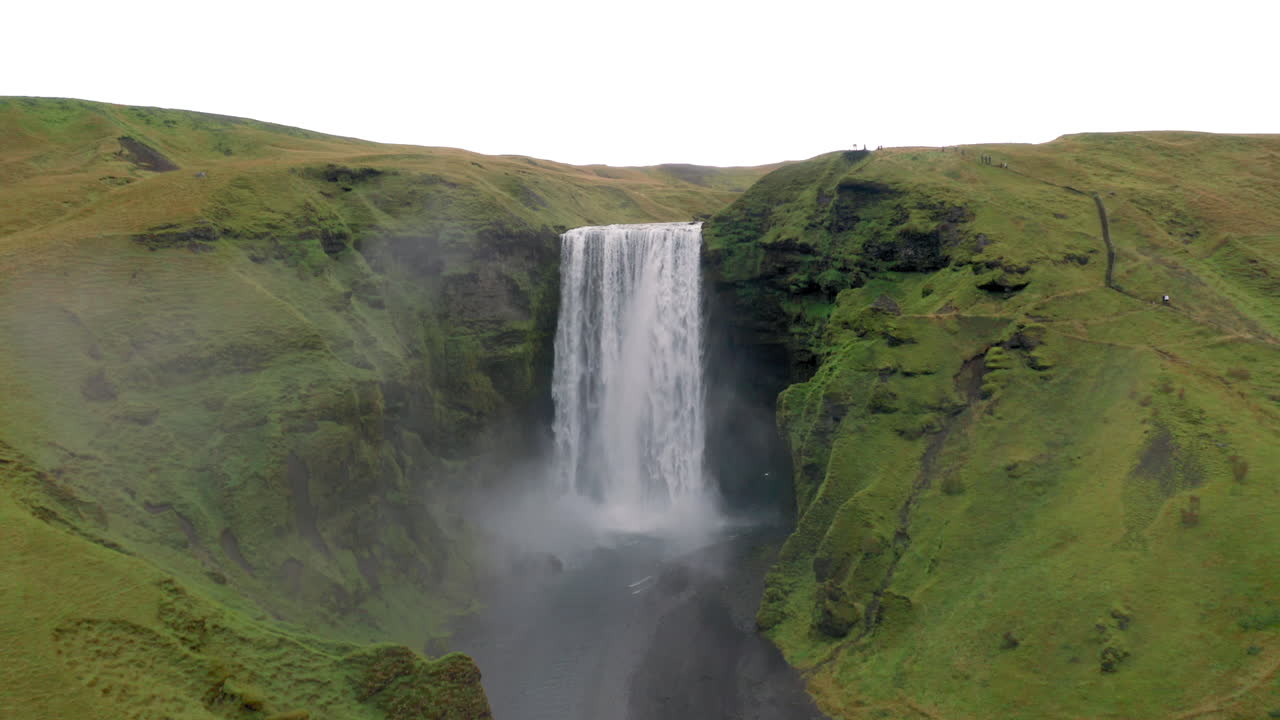 antena: volando hacia la cascada de skogafoss en islandia en un día nublado