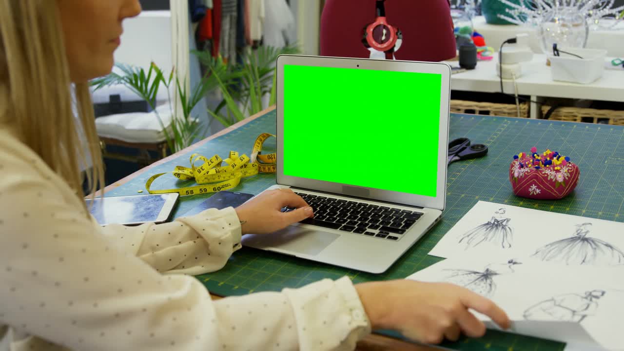 diseñador de moda comprobando bocetos en la mesa 4k