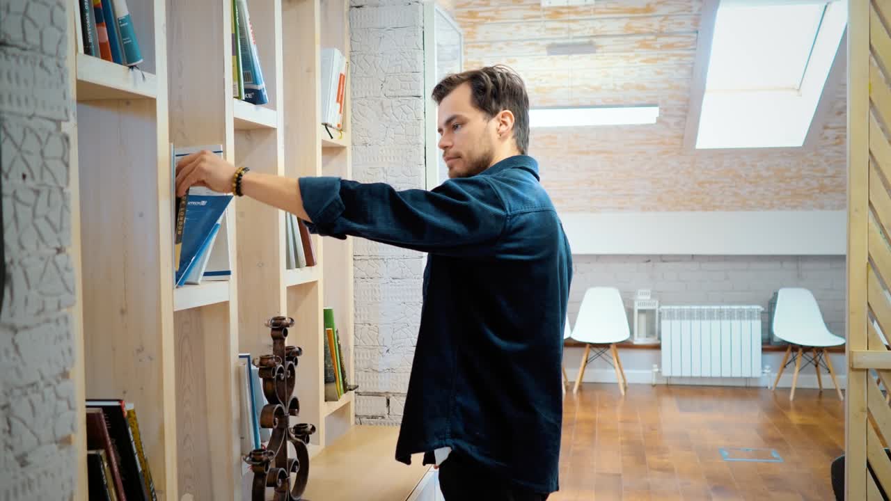 joven en la sala de lectura de la biblioteca. eligiendo un libro para leer