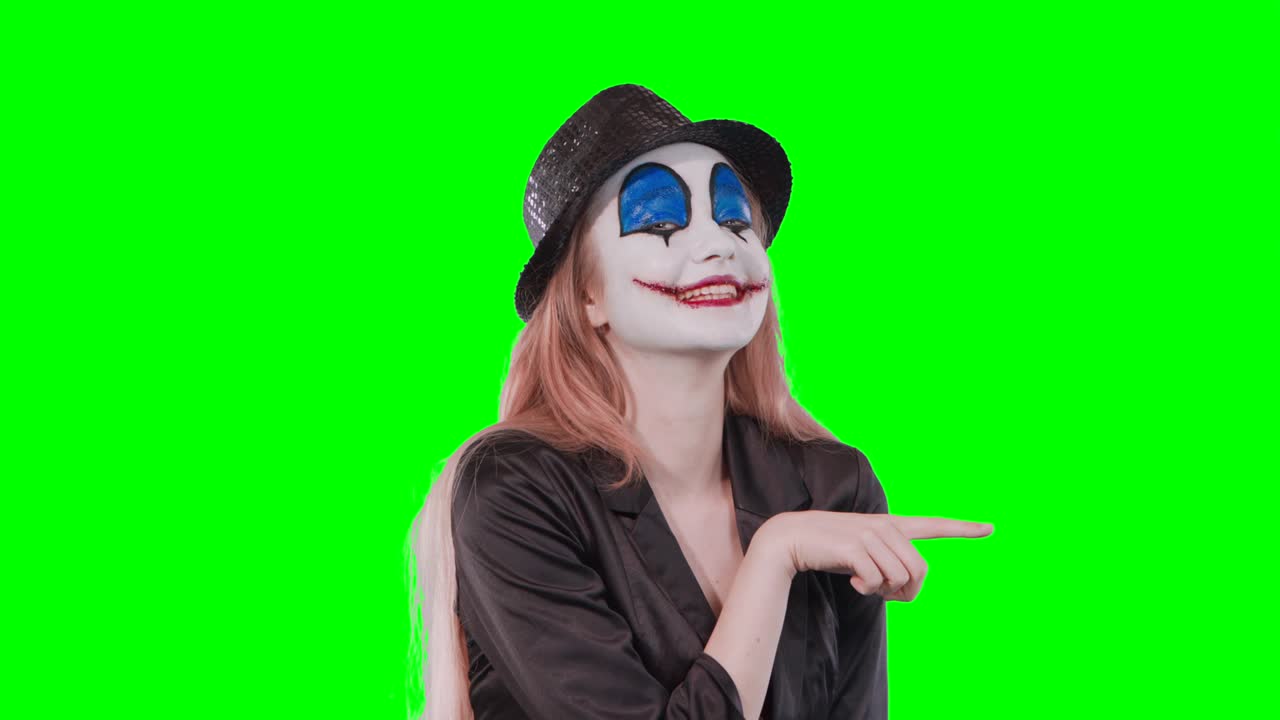 la chica payaso señala en la esquina superior derecha con el dedo índice