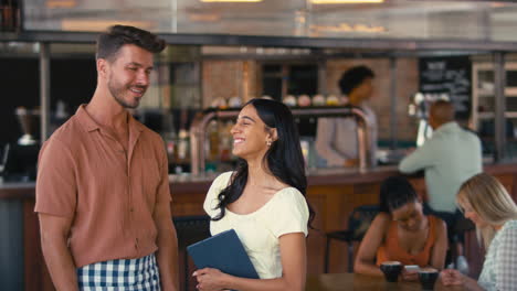 retrato de un equipo de personal multicultural que trabaja en un restaurante o cafetería 3