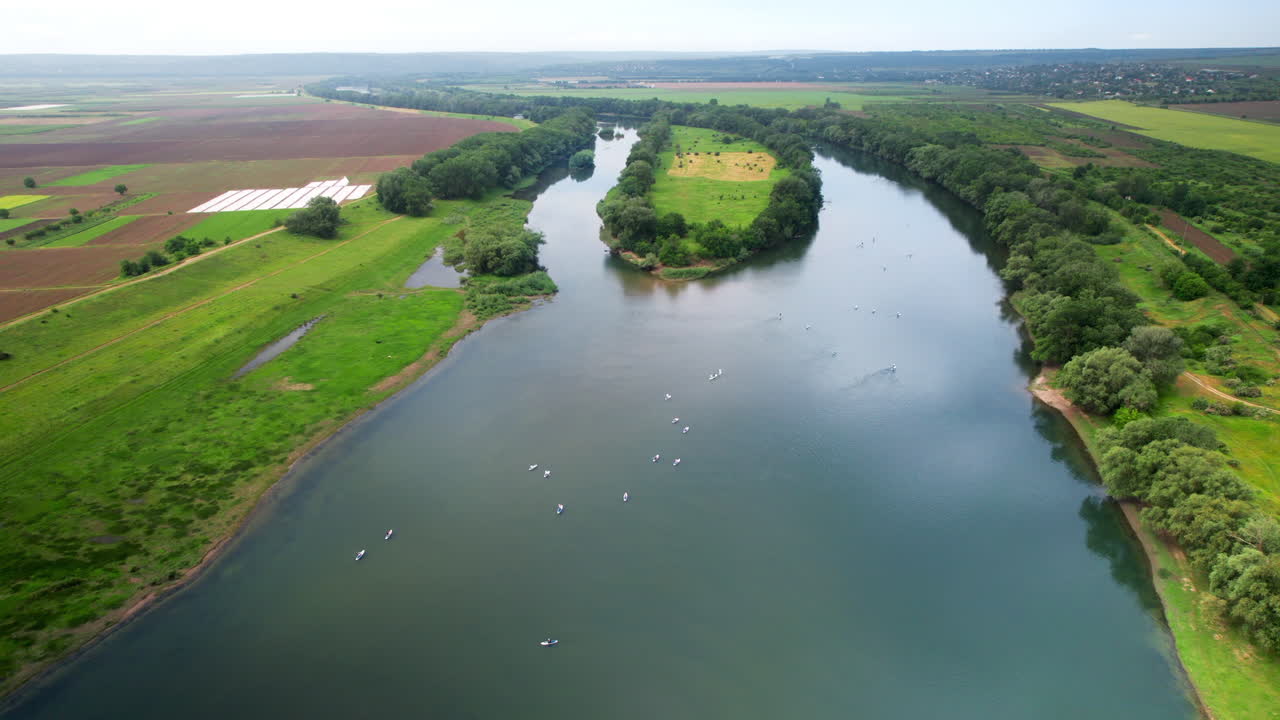 Vista aerea con drone di persone che nuotano e fanno sup surf sul fiume Nistru in Moldavia