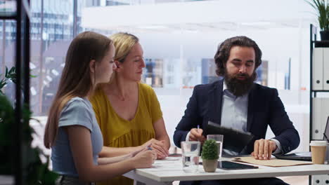 Finanzberater-Treffen-Sich-Mit-Kunden,-Um-Sie-In-Finanzfragen-Zu-Beraten