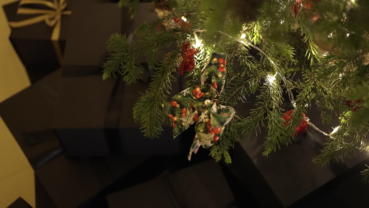 선물 로 장식 된 크리스마스 트리