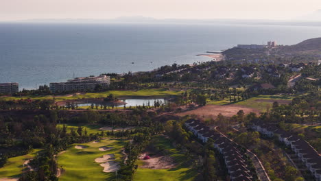 Panorámica-Aérea-Sobre-Un-Lujoso-Complejo-Vacacional-De-Golf,-Spa-Y-Playa-En-Vietnam