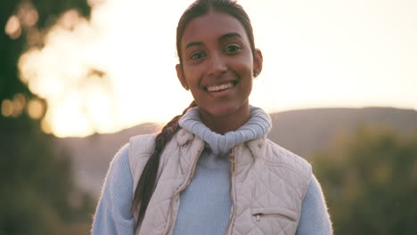 senderismo, naturaleza y rostro de mujer con felicidad