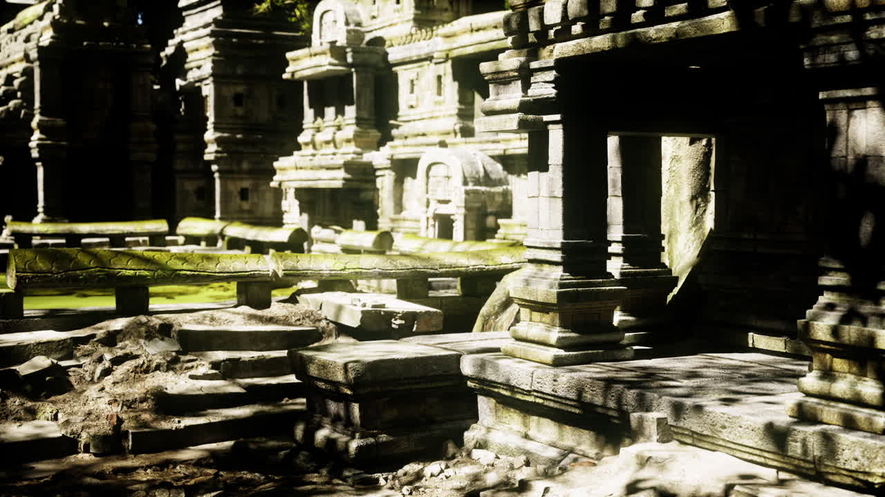 Esplorare le antiche rovine del tempio in Cambogia, circondate da una vegetazione lussureggiante