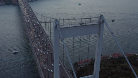 Brücke-Mit-Autoverkehr-Bei-Sonnenuntergang,-Luftneigung-Nach-Unten-Zur-Vogelperspektive-Von-Oben-Nach-Unten