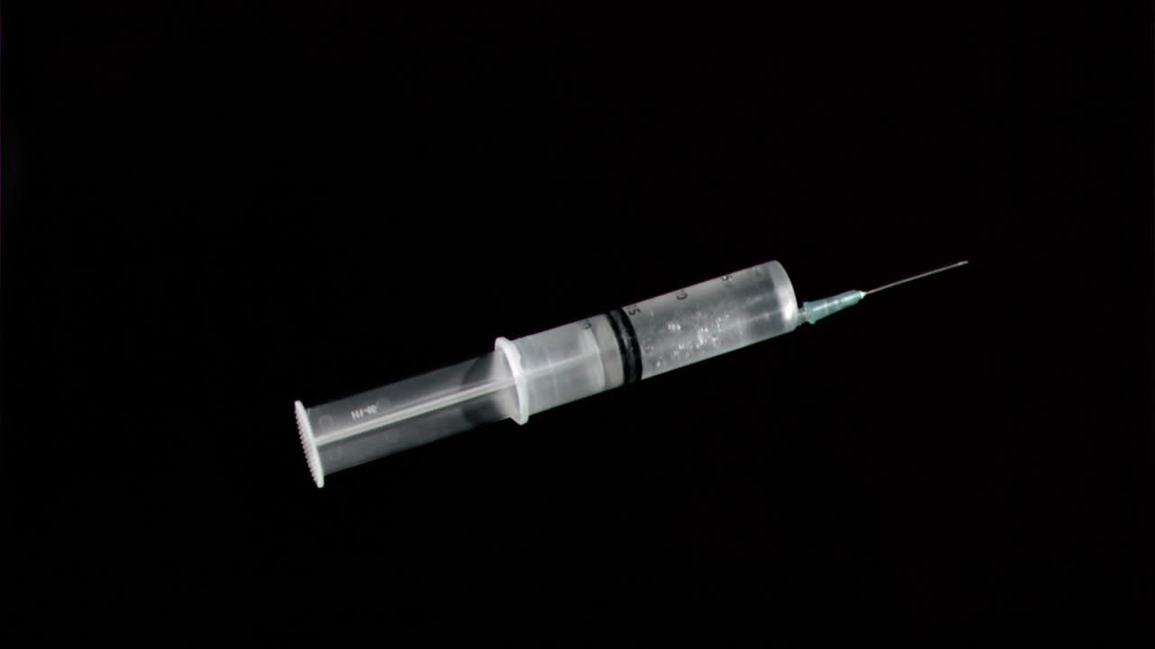 슈퍼 슬로 모션으로 주사기를 떨어뜨리십시오.