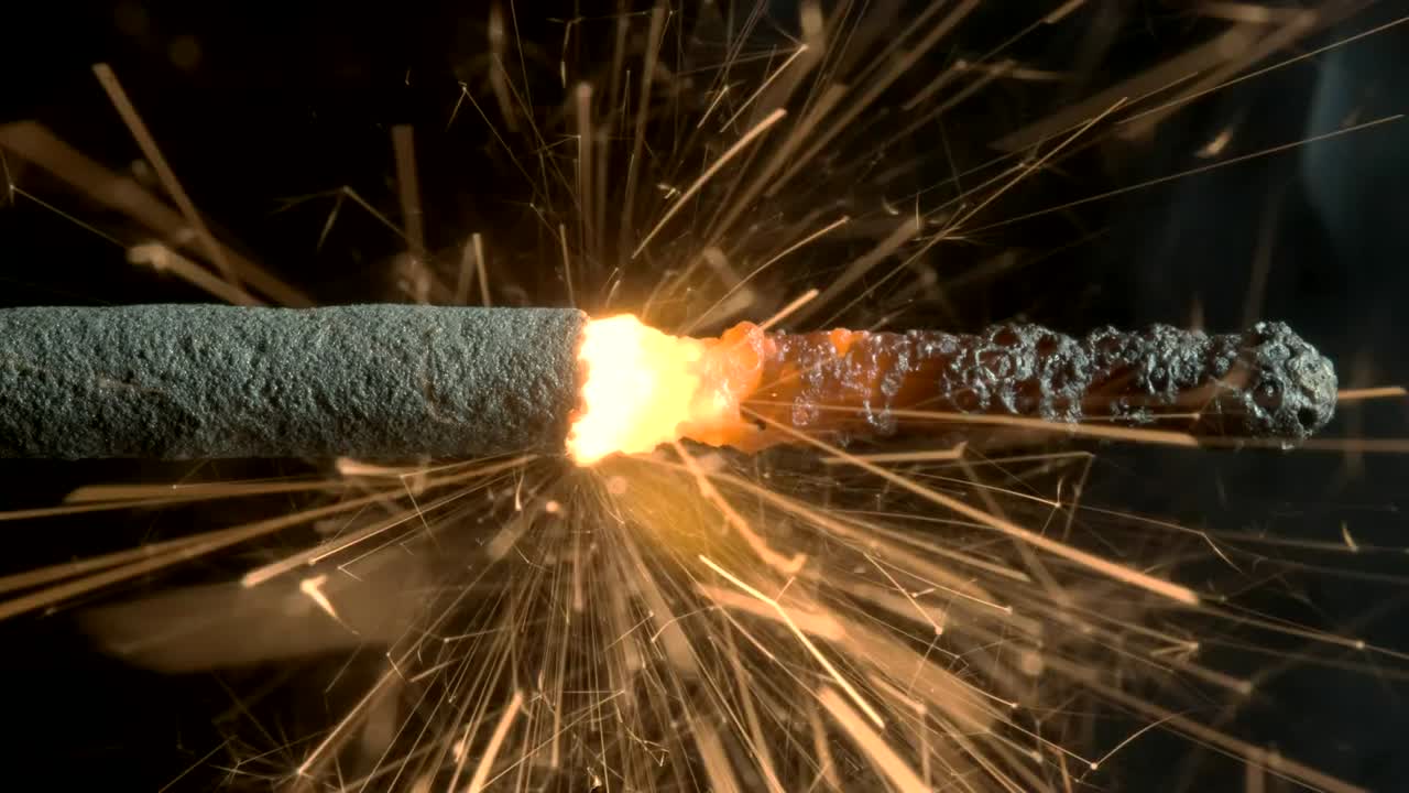 크리스천 스파클러, 검은 바탕에 갈 불빛. 어두운 바탕에 불타는 불꽃놀이. 클로즈업