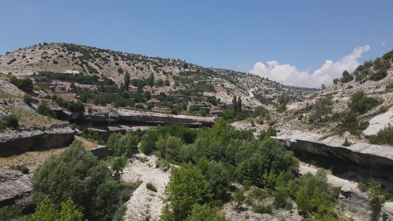 Albero, villaggio, valle rocciosa