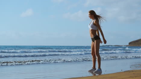 Mädchen-Macht-Trainingsbein-Am-Strand.-Steadicam-In-Zeitlupe