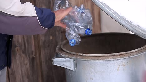 Hombre-Reciclando-Botellas-De-Plástico-Siendo-Amigable-Con-El-Medio-Ambiente-Almacen-De-Metraje-De-Video