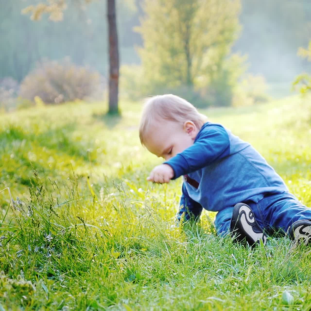un niño genial se sienta en un prado verde