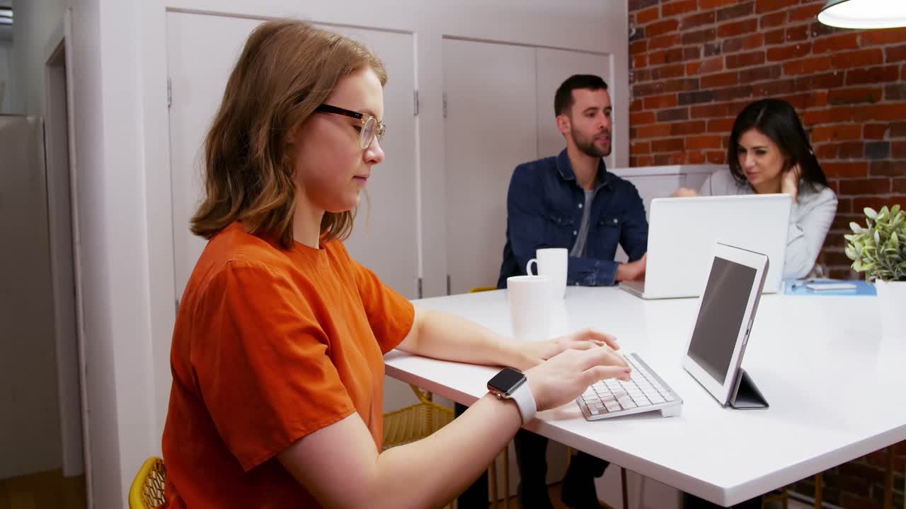 Weibliche Führungskraft, die am Schreibtisch arbeitet