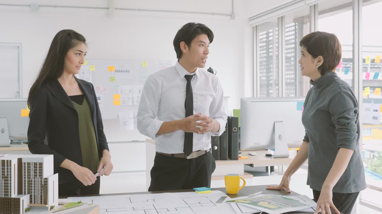 고객은 건축 프로젝트에 대한 계약을 체결합니다.