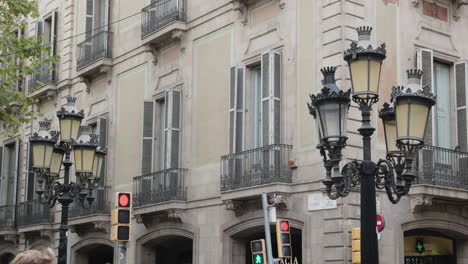 Farola-De-Estilo-Antiguo-En-La-Calle-La-Rambla-En-Barcelona,-España