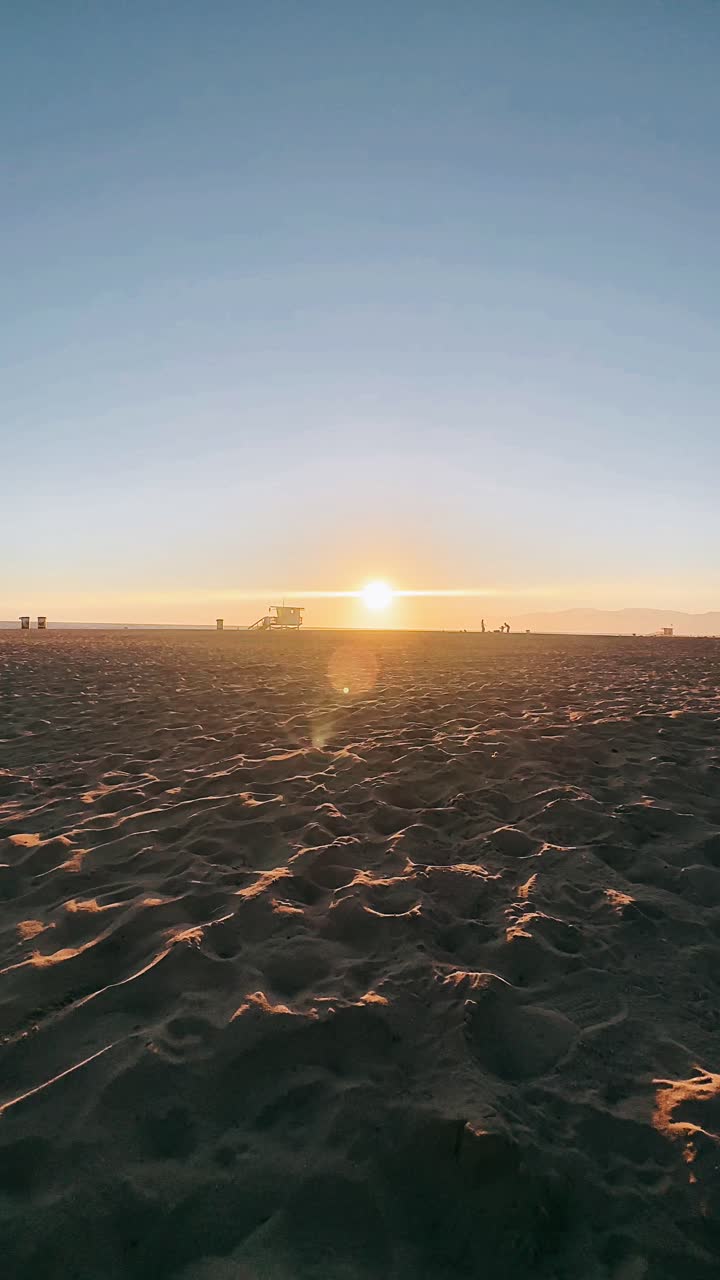 escena de la playa al atardecer