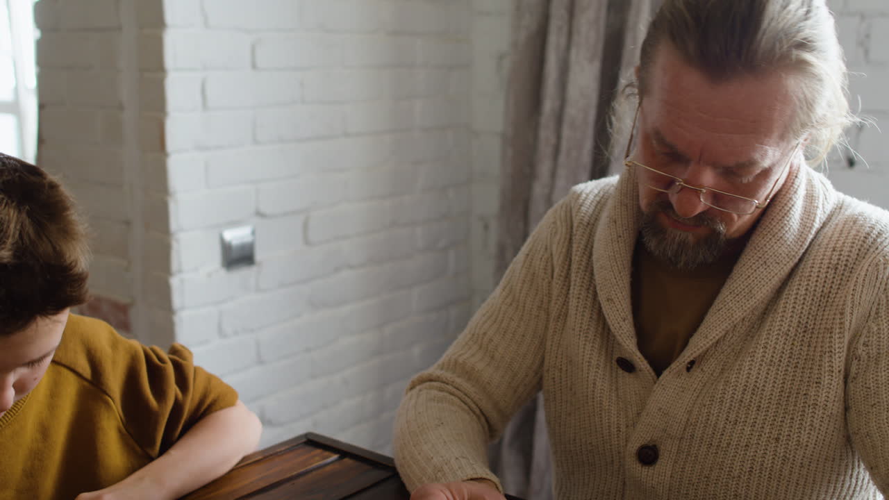 hombres caucásicos y niño en la sala de estar