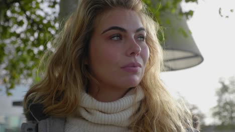 bella joven segura de sí misma mira las distancias y sonríe
