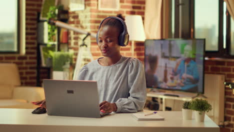 freelancer listens to music
