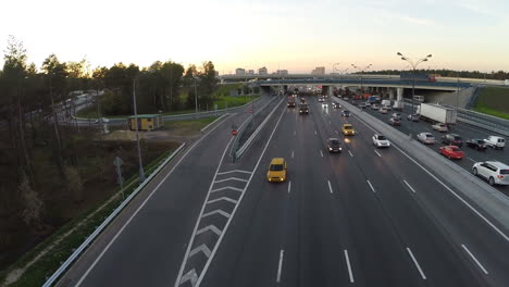 Volando-Sobre-La-Carretera-De-La-Ciudad-Por-La-Noche