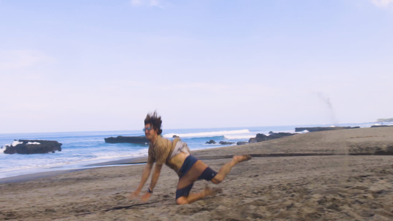 비치발리볼을 하는 남자.