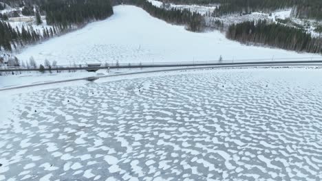 Video-De-Un-Dron-De-Una-Carretera-Y-Vía-Férrea-Sobre-Un-Lago-Congelado