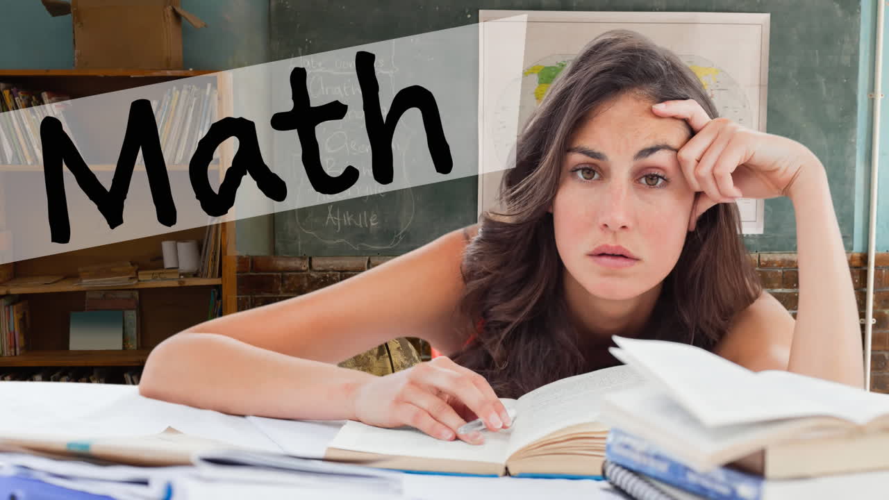 Animazione di testo di matematica e uno studente che impara su aula vuota.