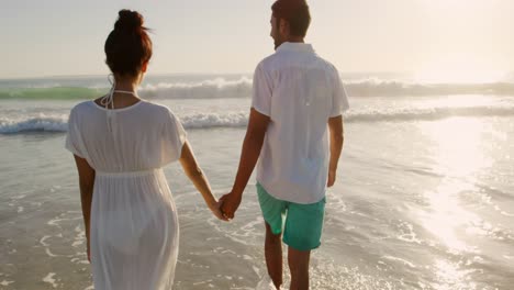una joven pareja junto al mar